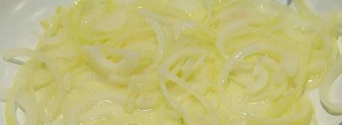 маффины с карамелизированным луком, беконом и зеленым горошком. Шаг 5