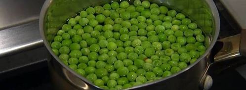 маффины с карамелизированным луком, беконом и зеленым горошком. Шаг 8