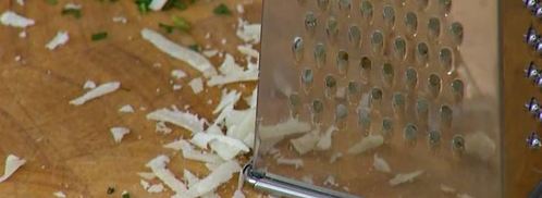 маффины с карамелизированным луком, беконом и зеленым горошком. Шаг 9