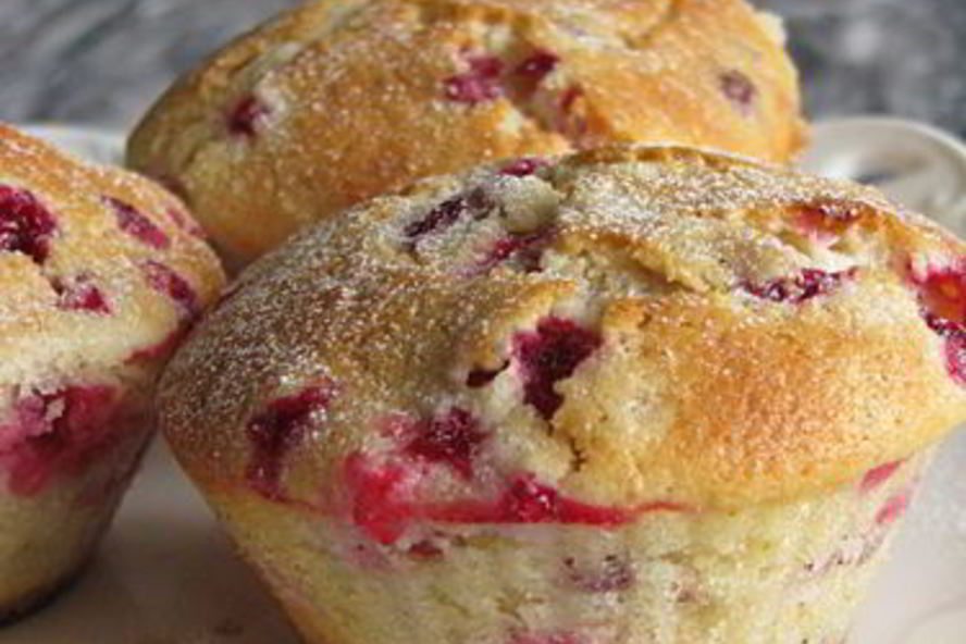 Рецепт марципановых маффинов с брусникой