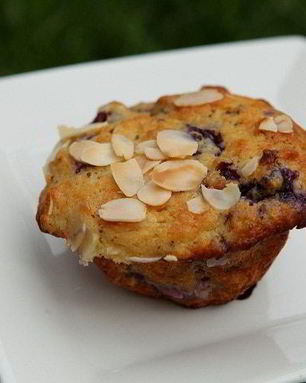 Пряные маффины с голубикой и миндалем