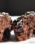 Шоколадные маффины с черной смородиной