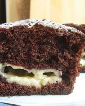 Шоколадные маффины с заварным кремом