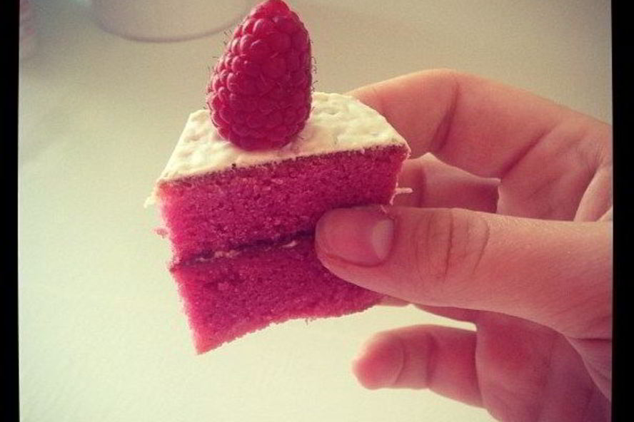 Рецепт малинового манника без муки на сметане