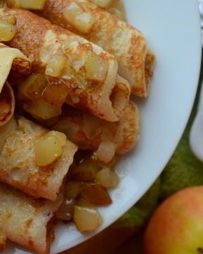 Фруктовые оладьи с томлеными грушами