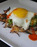 Картофельные оладьи с яйцом и авокадо