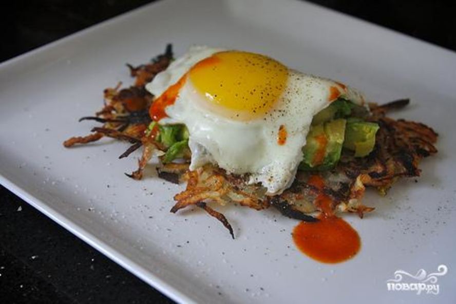 Рецепт картофельных оладий с яйцом и авокадо