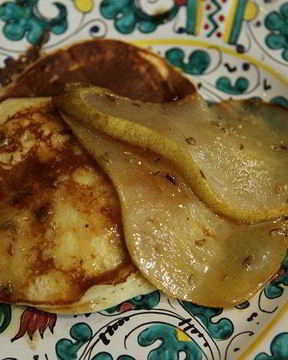 Оладьи из рикотты с карамелизированной грушей