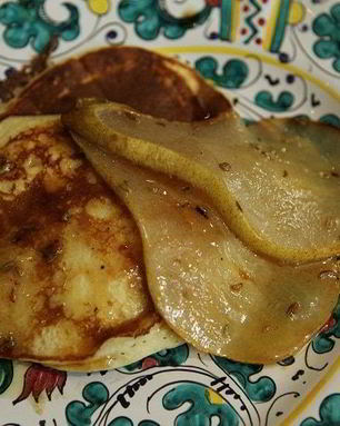 Оладьи из рикотты с карамелизированной грушей