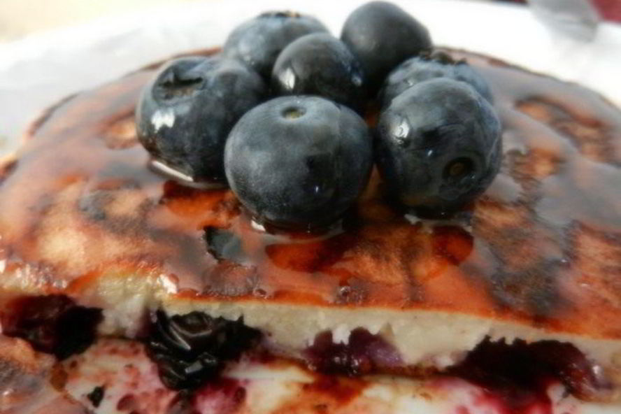 Рецепт оладий с черникой завтрак за 5 минут