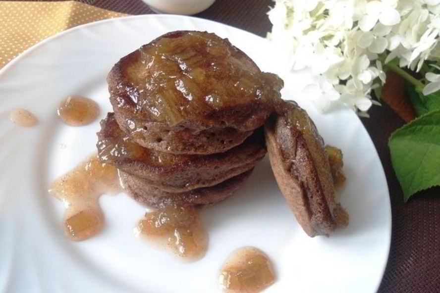 Рецепт шоколадных оладий с ревеневым соусом