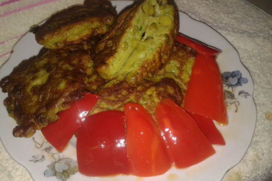 Рецепт весенних оладий с горошком и зеленым луком