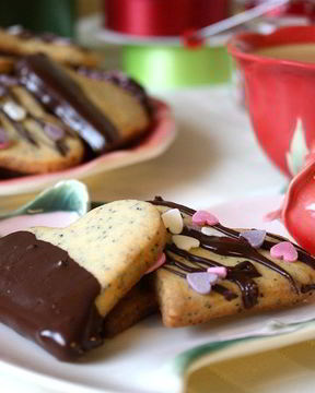 Печенье-сердечки с маком и марципаном