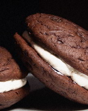 Печенье шоколадное с ванильной прослойкой