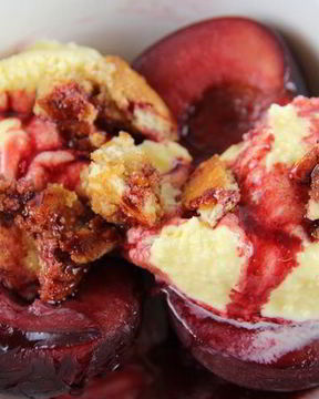 Сливовый десерт с ванильным мороженым и медовым печеньем