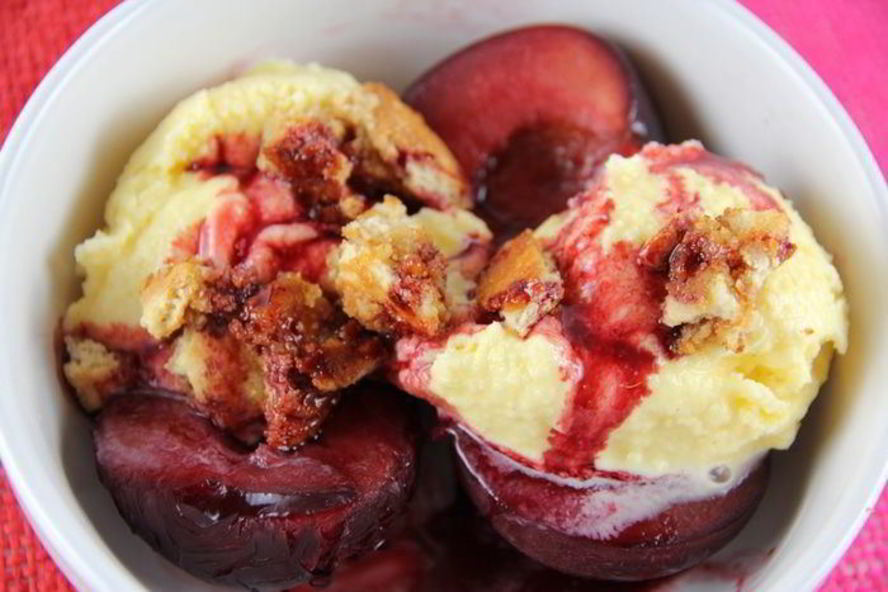 Рецепт сливового десерта с ванильным мороженым и медовым печеньем