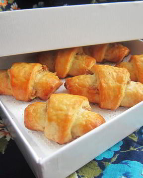 Творожные рогалики с орехами