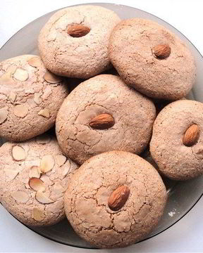 Тягучее миндальное печенье с абрикосовыми косточками