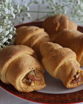 Воздушные рогалики с хрустящей ореховой начинкой