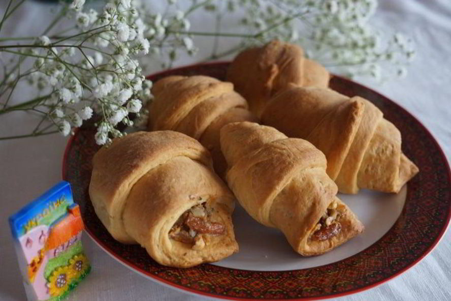 Рецепт воздушных рогаликов с хрустящей ореховой начинкой