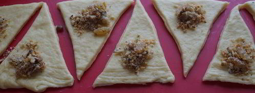 воздушные рогалики с хрустящей ореховой начинкой. Шаг 15