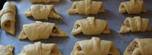 воздушные рогалики с хрустящей ореховой начинкой. Шаг 16