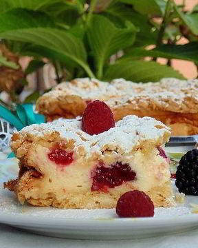 Летний пирог с ягодами и пудингом