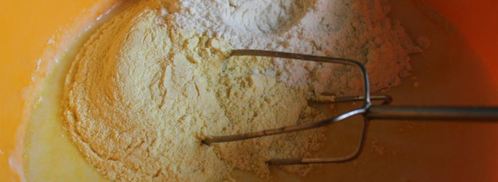 пирог из кукурузной муки со сливами. Шаг 4