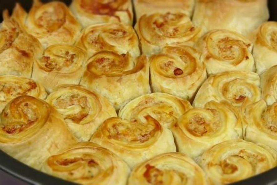 Рецепт пирога разборного из рулетиков с фаршем и сырным соусом