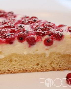 Пирог с красной смородиной