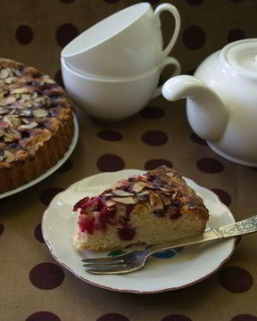 Пирог с миндалем и вишней