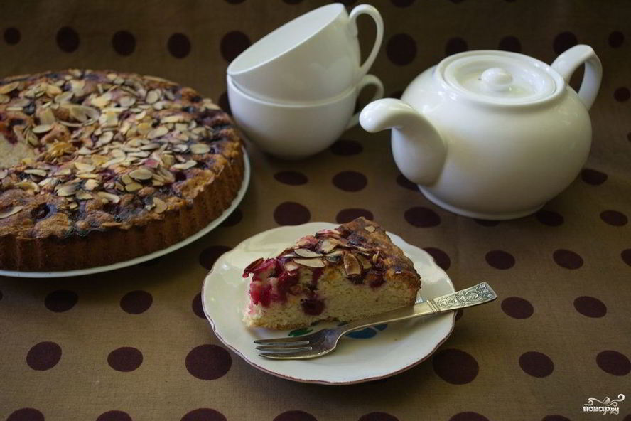 Рецепт пирога с миндалем и вишней