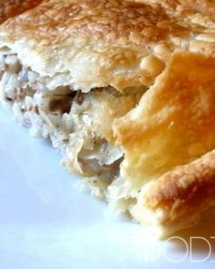 Рыбный пирог из слоеного теста