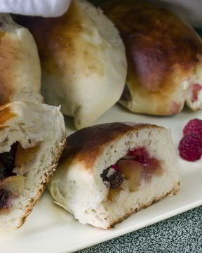 Безопарные пирожки с абрикосом и малиной