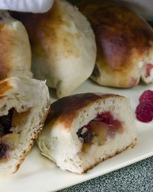 Безопарные пирожки с абрикосом и малиной