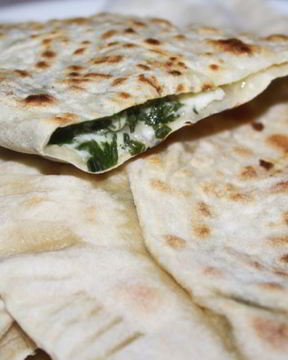 Кутабы с креветками, сыром и зеленью