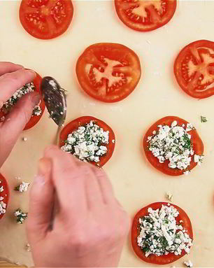 Пирожки с помидорами и сыром