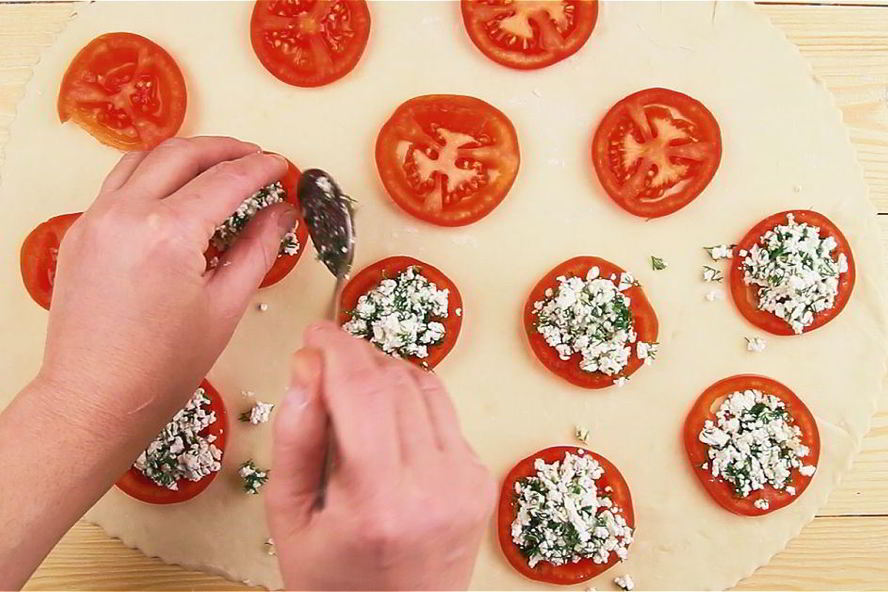 Рецепт пирожков с помидорами и сыром