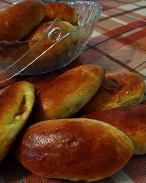 Сладкие печеные пирожки с абрикосами