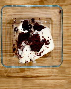 Брауни шоколадный со взбитыми сливками