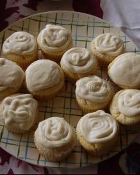 Лимонные пирожные капкейки с лимонной помадкой