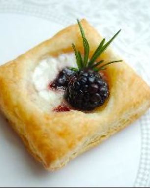 Пирожное из слоеного теста со сливочным сыром