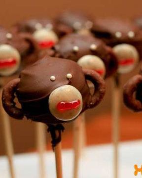 Пирожное на палочке в виде обезьяны