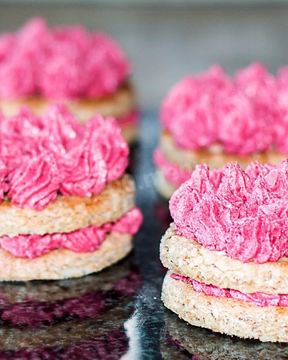 Пирожные из орехового бисквита с вишневым кремом