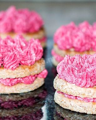 Пирожные из орехового бисквита с вишневым кремом