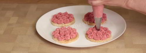 пирожные из орехового бисквита с вишневым кремом. Шаг 13