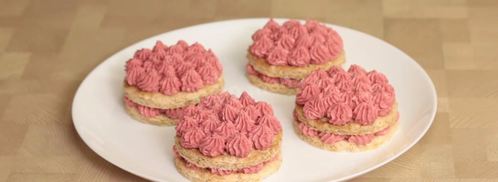 пирожные из орехового бисквита с вишневым кремом. Шаг 14