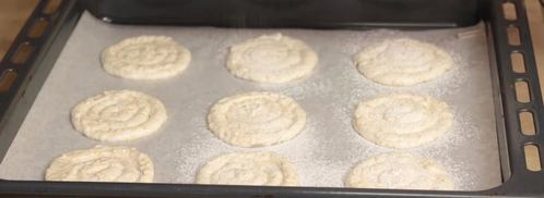 пирожные из орехового бисквита с вишневым кремом. Шаг 6