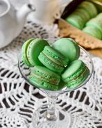 Пирожные макарон с мятным ганашем