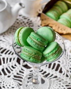 Пирожные макарон с мятным ганашем